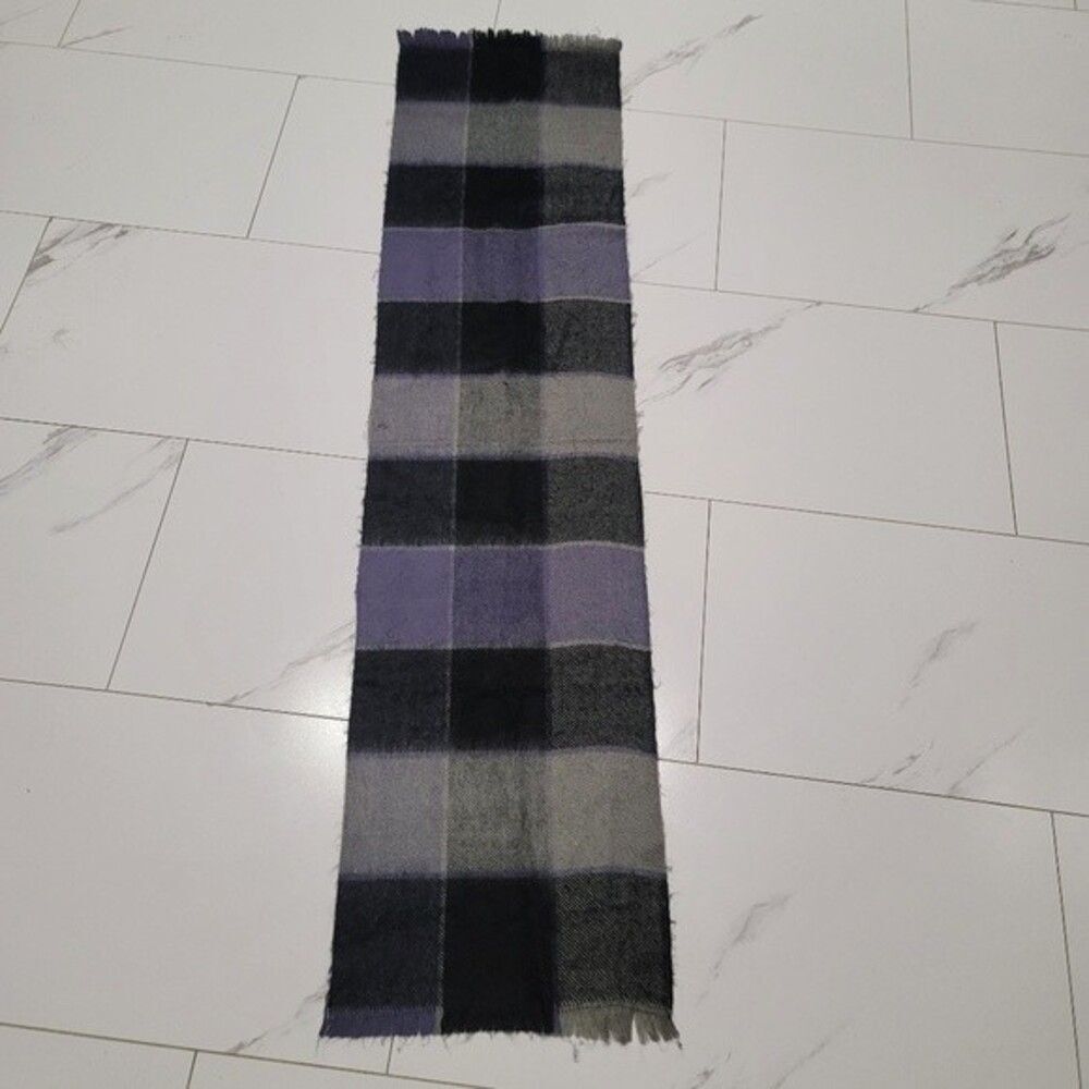 ⭐️ grey and blueish plaid scarf - the cashmere look approx 12.5" x 52"